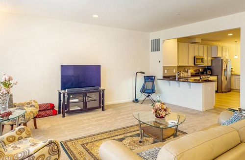 Magnolia House | Sprawling Townhome - Water Views - Modern Interior