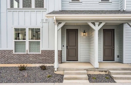 West Valley Apartment | #StayinMyDistrict King Studio Near The Village