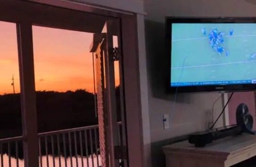 Gulf Place Condo | Steps Away from a PRIVATE Beach-3 Pools-Pickleball-WALK TO 10 + RESTAURANTS