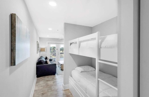 Gulf Place Condo | Steps Away from a PRIVATE Beach-3 Pools-Pickleball-WALK TO 10 + RESTAURANTS
