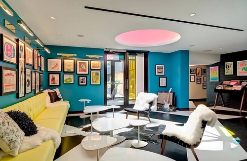 West Fens Hotel | Steps away from Fenway Park! 2 Pool View Units with Balcony! Pets Allowed, Pool!