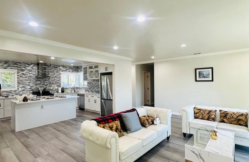 Westminster House | Steps to all of Little Saigon! Charming 3-bedroom house with WiFi and AC