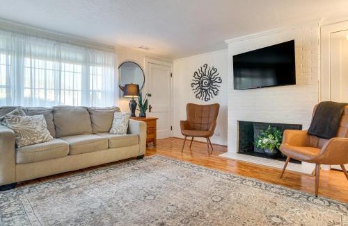West Hyannisport House | Steps to Eats & Craigville Beach! Cape Cod Cottage