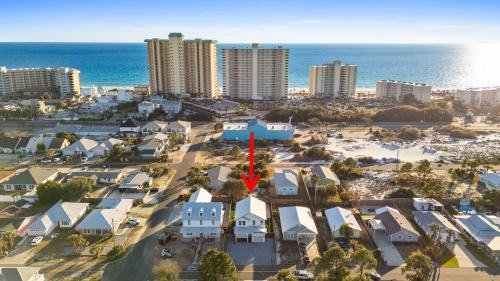 Holiday Beach House | Steps to Gulf | 4BR w/Private Pool, Putting Green, Fire Pit & Golf Simulator – Sleeps 14
