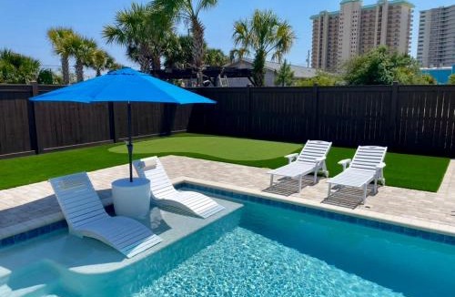 Holiday Beach House | Steps to Gulf | 4BR w/Private Pool, Putting Green, Fire Pit & Golf Simulator – Sleeps 14