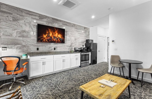 Ellsworth Apartment | Stone Park