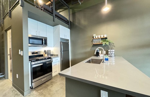 Artists Village Apartment | Studio Loft in Heart of OC w/75" 4K TV, Gym, AC