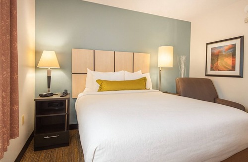 Anaheim Resort Hotel | Studio Stay w/Full Kitchen & Easy Access to Disneyland Resort & Grove Dining