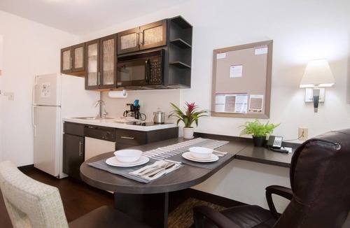 Anaheim Resort Hotel | Studio Stay w/Full Kitchen & Easy Access to Disneyland Resort & Grove Dining