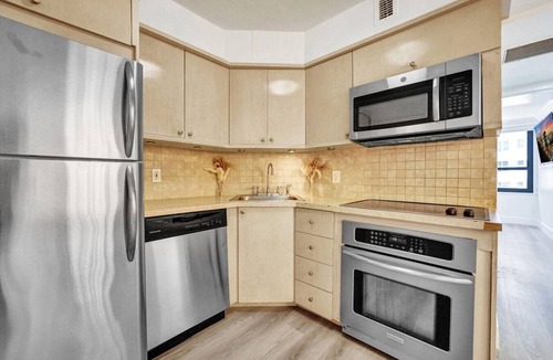 Mid Beach Apartment | Stunning Resort Condo with Exclusive Beach Service, Pools & Gym 908