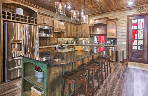 Hochatown Cottage | Stylish Broken Bow Cabin w/Hot Tub + Fire Pit!