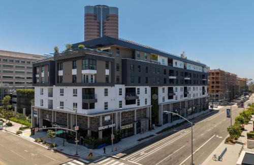 West Gateway Apartment | Stylish City Escape Walk to Shops Dine & Explore