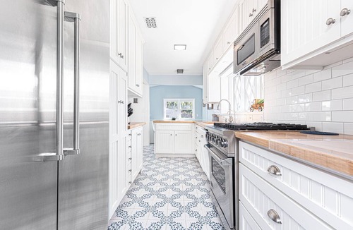 Corona del Mar Condo | Stylish Coastal Cottage w/Central AC, Modern Upgrades & Lush Patio – Walk to Beach & Dining!
