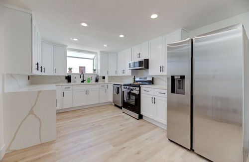 North Redondo House | Stylish & Cozy | Mins to Beach | Theater | Hot Tub