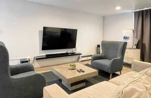 Ladera Heights House | Stylish Guesthouse in LA (SH3-ING)