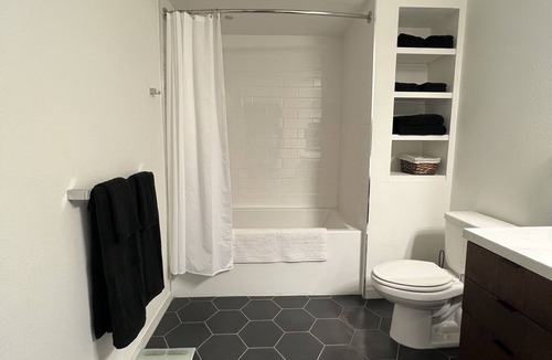 Carthay Circle Apartment | Stylish Miracle Mile Studio