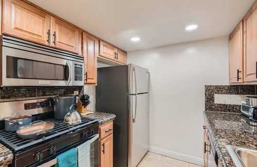 Downtown Apartment | Stylish- Multi-level- Patio- Games - Fast Wifi-cm3