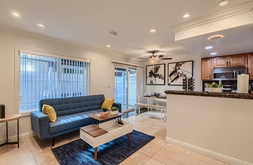 Downtown Apartment | Stylish- Multi-level- Patio- Games - Fast Wifi-cm3