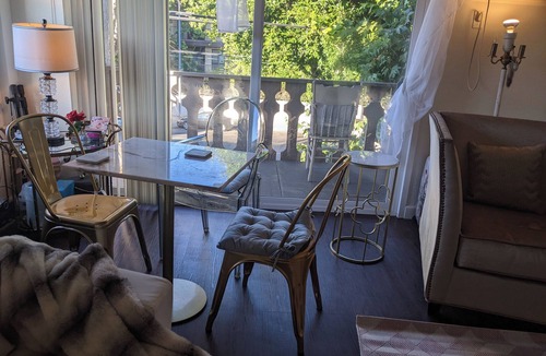 Palms Apartment | Stylish West LA Apartment close to Bev Hills, Beach