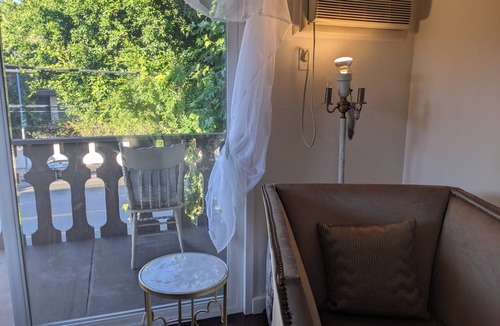 Palms Apartment | Stylish West LA Apartment close to Bev Hills, Beach