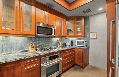 West Los Angeles Apartment | Stylish Westwood Condo | Near UCLA & Century City