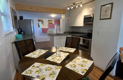 Alta Vista House | Sunny Cottage🌴half mile to Downtown-near famous beaches