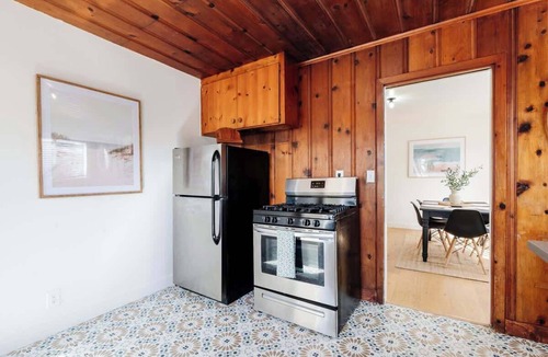 Ocean Beach House | Sunny & Spacious Duplex ~ Mins to Beach ~ Parking!
