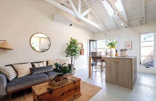 Ocean Beach House | Sunny & Spacious Duplex ~ Mins to Beach ~ Parking!
