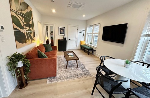 Evanston Apartment | Sunny Work From Home Apt: Near Northwestern-Chicago-Beaches-Loyola