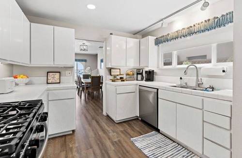 Central Mission Beach House | Sunrise on the Bay, Bayfront, A/C, Bikes & Firepit!