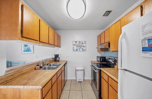 Thomas Drive House | Sunsets on Lagoon Beach Getaway – Grill, Private Patio, Golf Carts Welcome
