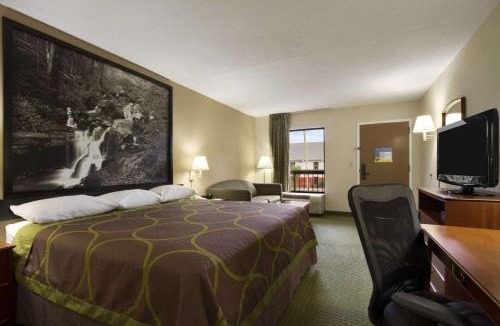 Calhoun Hotel | Super 8 by Wyndham Calhoun