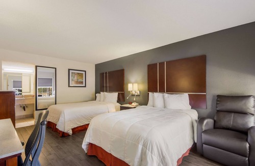 Indian Beach Sapphire Shores Hotel | SureStay Hotel by Best Western Sarasota Lido Beach