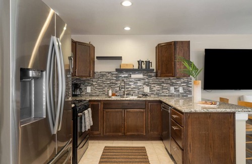 Franklin House | Surfer`s Dreams:5min Drive to Beach with PoolTable