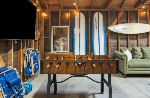 Franklin House | Surfers Dreams - 5min Drive to Beach with PoolTable
