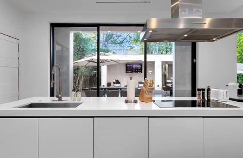 Beverly Grove House | The Beverly Hills Modern Villa