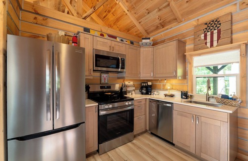Akin Cabin | "The Boathouse" Luxury Tiny House close to Oasis sports complex!