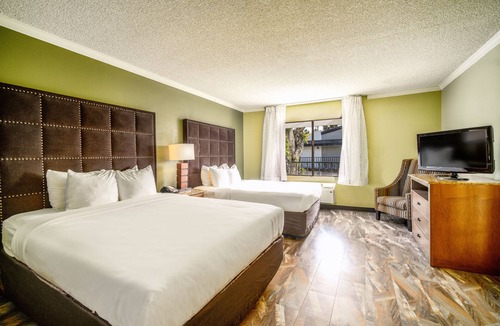 Northwest Anaheim Hotel | The Buena Park Hotel & Suites