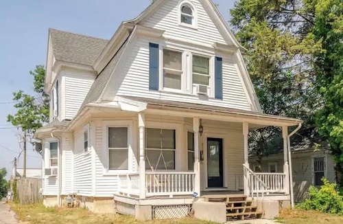 York House | The Carew House Sleeps 10 Fenced 4BR Full Kitchen Steps2 YCP