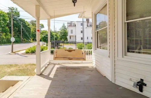 York House | The Carew House Sleeps 10 Fenced 4BR Full Kitchen Steps2 YCP