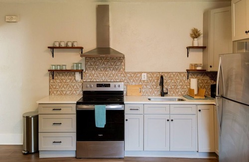 Lancaster Apartment | The Church Street Suite - Downtown, Cozy, Parking