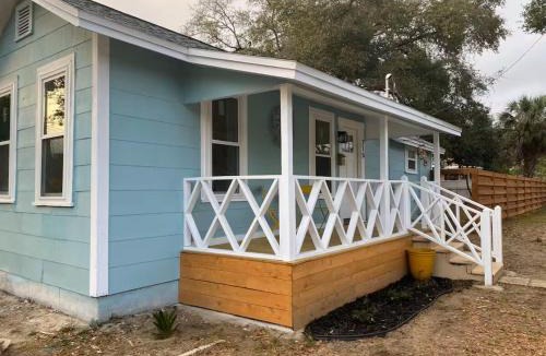 South Pensacola Villa | The Cozy Cottage- Close to Everything!