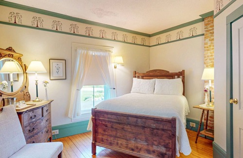 Hancock Point Bed & Breakfast | The Crocker House Country Inn (Rm 6)
