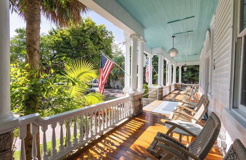 Historic Seaport Apartment | The Curry Classic | Main Mansion Queen