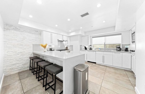 North of Montana Apartment | The Diamond Dune' Luxury Santa Monica Home Walk to Beach 4BR Parking 2 Balconies