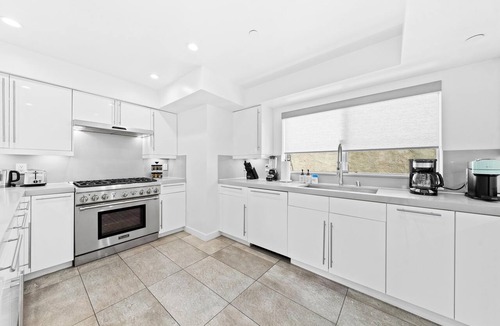 North of Montana Apartment | The Diamond Dune' Luxury Santa Monica Home Walk to Beach 4BR Parking 2 Balconies