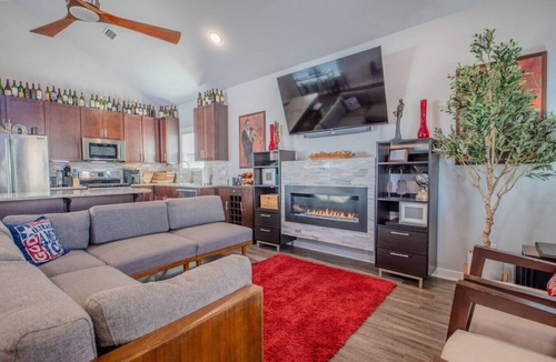 South Pensacola House | The Jazzy Junction-Great Downtown Location!