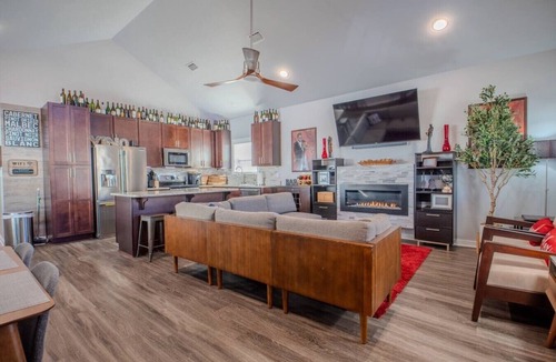 South Pensacola House | The Jazzy Junction-Great Downtown Location!