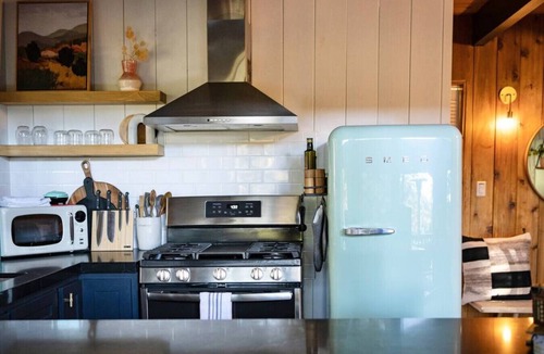 Running Springs Cabin | The Lightfoot Cabin · Mid-Century Perfect Romantic Getaway Hot Tub|Sauna