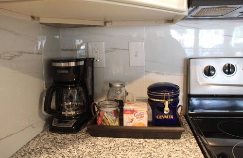 Murray Hill House | The Oasis in Murray Hill - Centrally Located- sleeps 8- WiFi-Cozy-Free Parking